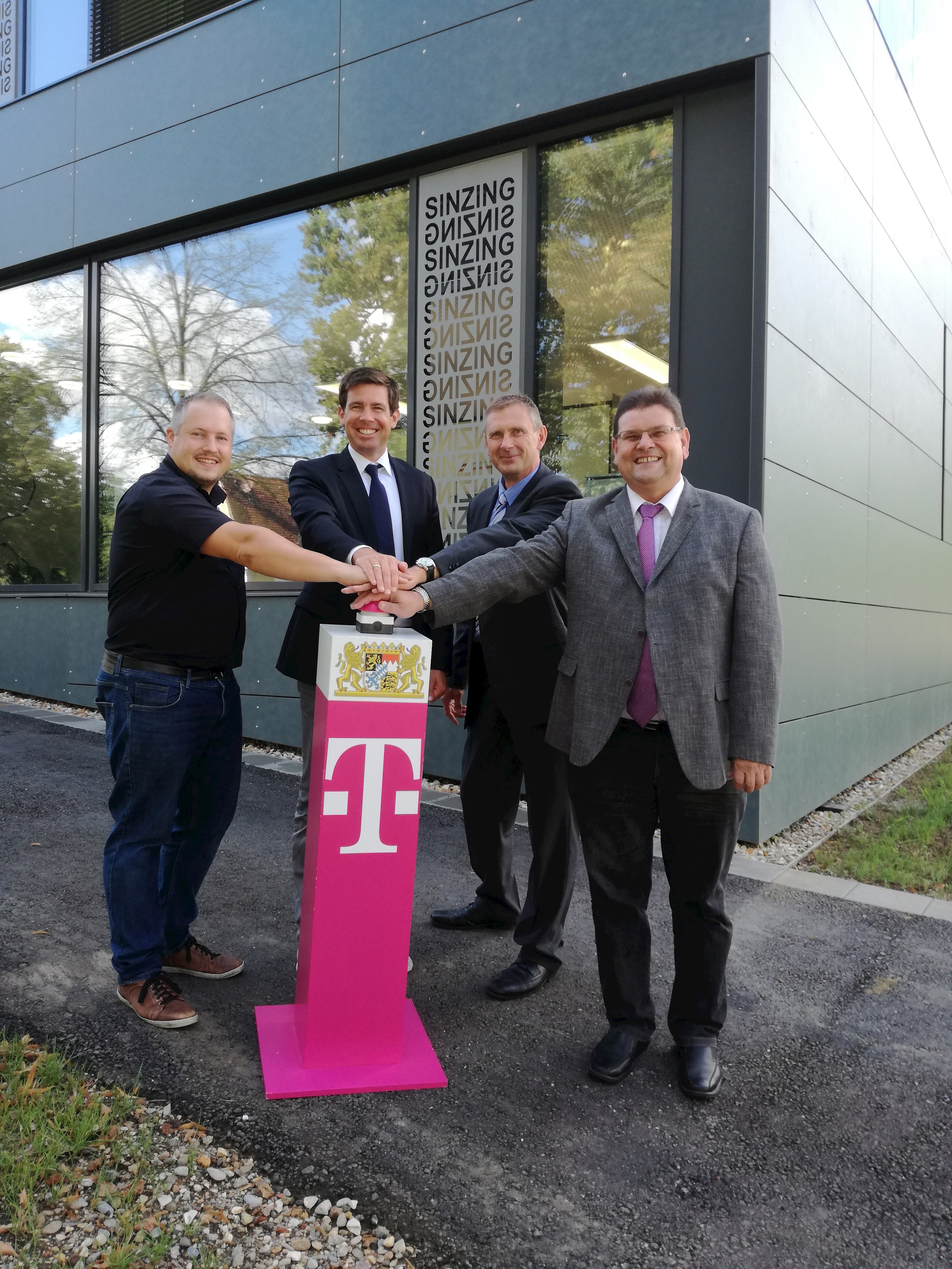 v.l.n.r. Hr. Bodemer (Breitbandbeauftragter), Hr. Patrick Grossmann (Erster Bürgermeister), Hr. Hanke (Telekom), Hr. Köckeis (Telekom)