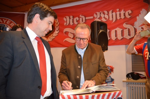 Bürgermeister Patrick Grossmann mit Karl-Heinz Rummenigge beim Eintrag ins Gästebuch der Gemeinde Sinzing; Foto: Hueber-Lutz