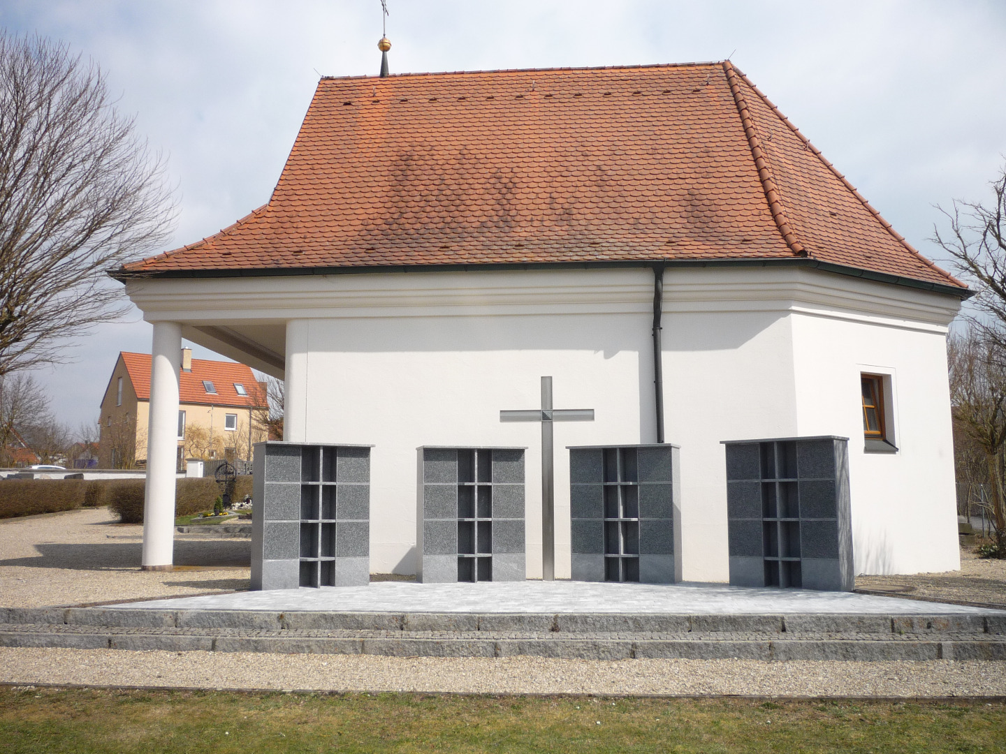 Neue Urnenwand am Friedhof Viehhausen