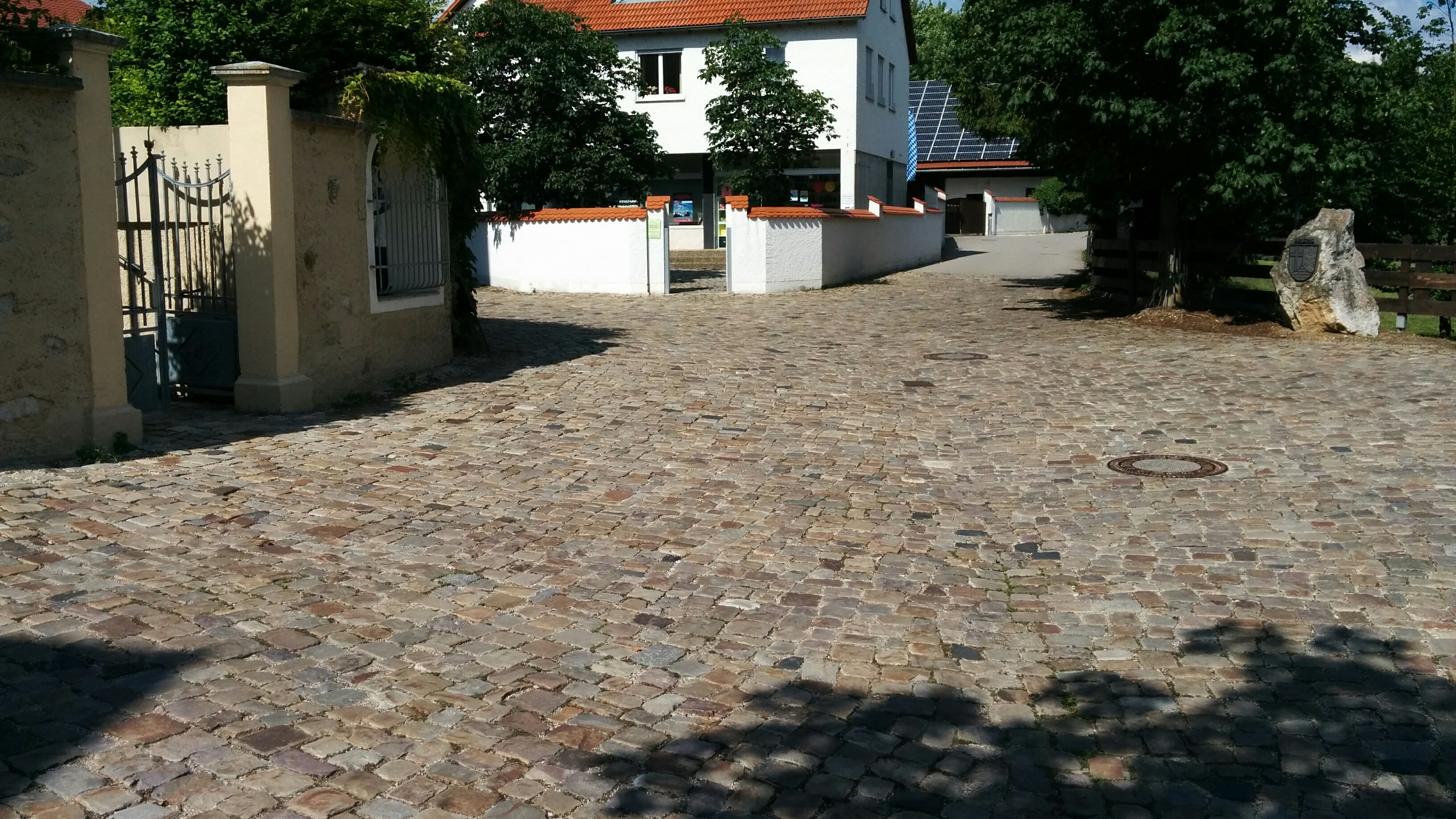 Pflasterbelag am Kirchplatz in Sinzing